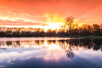 Obraz premium sunset on the lake