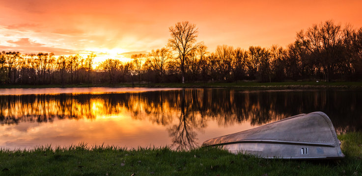 Fototapeta sunset on the lake