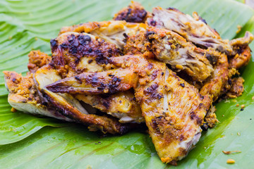 Grilled chicken wings on the green leaf.