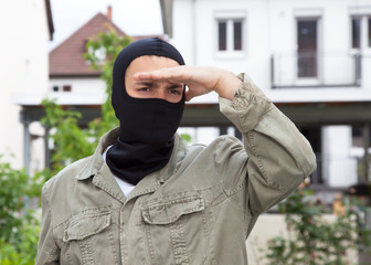 Verbrecher hält Ausschau nach Opfern