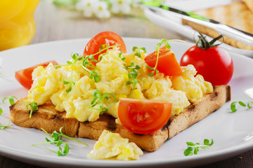 scrambled eggs breakfast with toasts