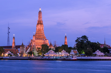 Naklejka premium Stunning view of Wat Arun at twilight in Bangkok, Thailand