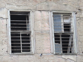 Fototapeta na wymiar eski ev penceresi