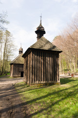 Leśna polana, stare drewniane kapliczki © Piotr Szpakowski