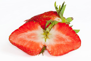Fraise coupée en deux sur fond blanc