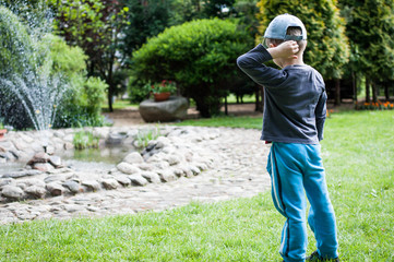 Chłopiec oglądający fontannę © serQ