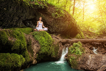 Panele Szklane  Kobieta ćwiczy jogę w przyrodzie, wodospad. sukhasana pozuje