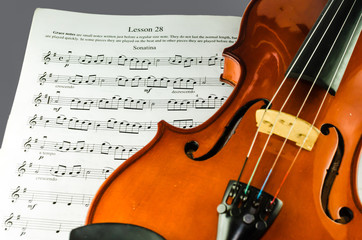 Fototapeta na wymiar Violin on note sheet
