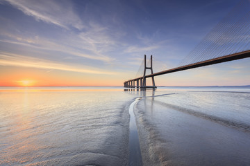 Nascer do Sol na Ponte Vasco da GAma