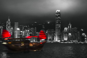 Naklejki  Port w Hongkongu nocą z niewyraźną sylwetką żaglówki