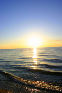 Wschód słońca nad morzem © profit111