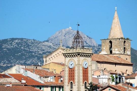 Tour de l'horloge et &eacute;glise &agrave; Aubagne en Provence