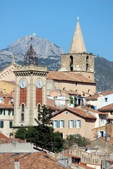 Obraz premium Aubagne en Provence et Pic de Bertagne