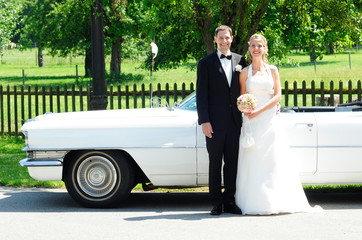 Brautpaar vor Auto
