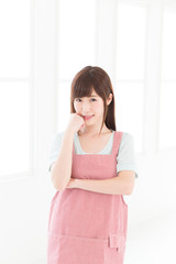 エプロン姿の女性