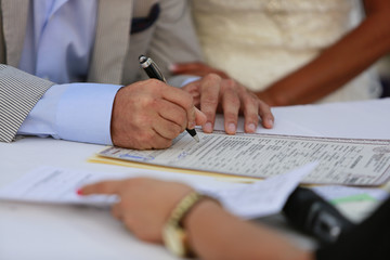 Signing marriage license - obrazy, fototapety, plakaty