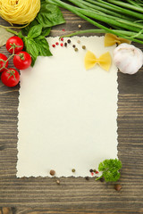papier pour recettes de légumes et épices sur table en bois