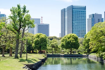 Zelfklevend Fotobehang Wolkenkrabbers en Japanse tuin in Tokyo Japan © stefanocar_75