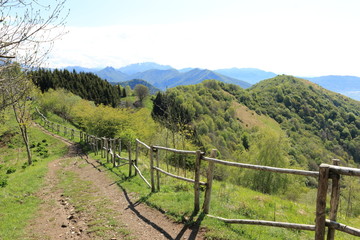 Fototapeta na wymiar Ścieżka górskich w kierunku Bolettone