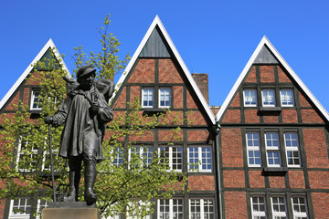 Kiepenkerl vor Giebelhäusern