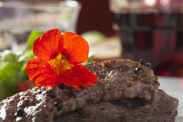 Gegrilltes Steak mit Kapuzinerkresse