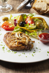 Gegrilltes Schweinesteak mit Zwiebeln