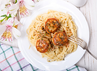 Pasta with meatballs.