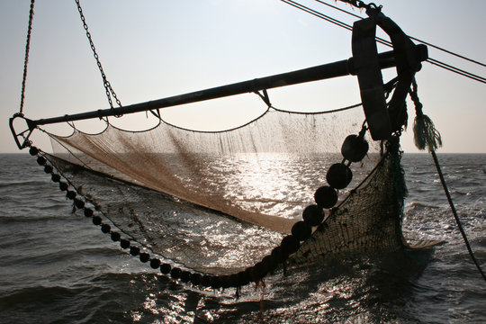 Einholen der Fangnetze auf einem Krabbenkutter in der Nordsee