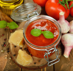 Tomato sauce with basil
