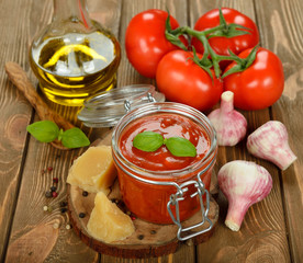 Tomato sauce with basil