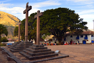 Tres cruces de piedra en el atrio de Andahuaylillas. Perú