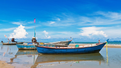 Fototapeta na wymiar Small fishing boat at beach