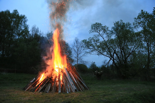 brennendes Osterfeuer