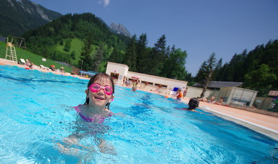 fillette à la piscine