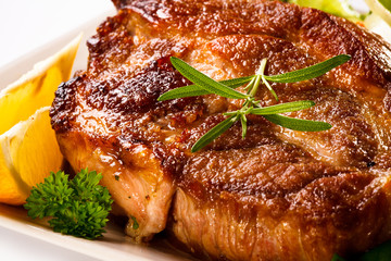 Grilled steak and vegetable salad
