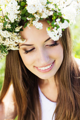 Naklejka premium Beautiful girl on the nature in wreath of flowers