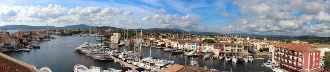 Fototapeta na wymiar Vue Port Grimaud (Panorama)