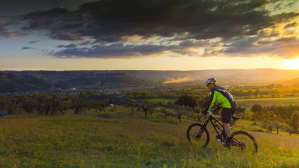 ciclista in bicicletta al tramonto
