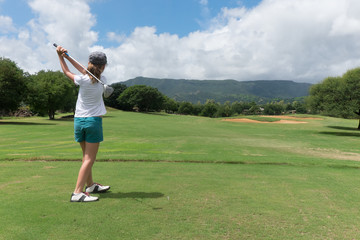 jeune fille jouant au golf