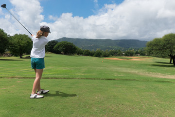 jeune fille jouant au golf