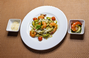 Paste with shrimps and vegetables