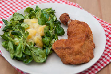 Gebackener Hühnerschenkel mit Salat