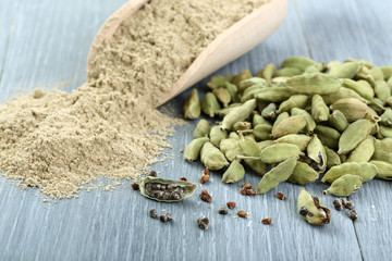 cardamomo polvere semi e frutto