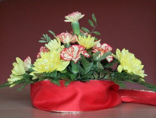 Blumen mit roter Schleife