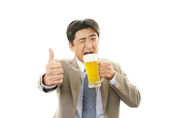 ビールを飲む笑顔のサラリーマン