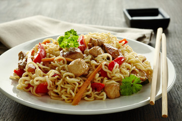 Noodles with chicken and vegetables