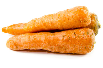 Frische Karotten auf weißem hintergrund