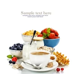 Fototapeten Gesundes Frühstück - Joghurt, Kaffee, Müsli und Beeren © Natalia Klenova
