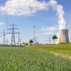 Atomkraftwerk mit Strommasten