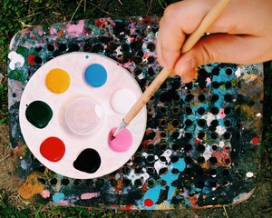 Color plate with brush in hand